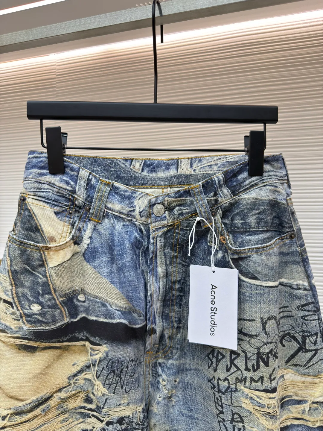Acne Studios 3D ripped brushed jeans ●Authentic product: Purchased and developed by 4352 ●Item number: 1680159-A75 ●Material: denim ●Technology: brushed ●Version: fitted version ●Weight: about 630 grams ●Size: 42-44-46-48-50-52 ●Description: Only by using brushed non-elastic fabric can the 3D effect be achieved. The difficulty is to correct the printing details eight times before and after, adjust the color six times, and then use laser burning to position and cut. The overall routing is straight and delicate, the fabric is comfortable and soft, and the color is consistent without color difference. It can be matched with the same style to create a fashionable look and control various occasions. Customized accessories, complete three standards, same style for men and women!